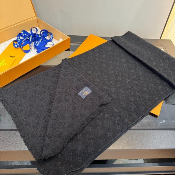 Louis Vuitton Black Monogram Scarf - Picture 4 of 6